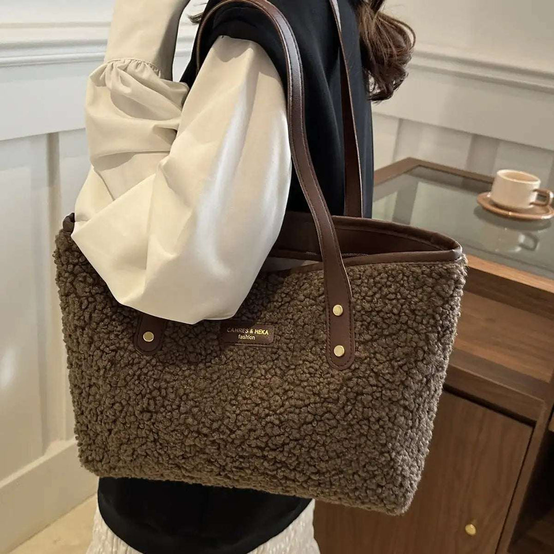 Modische, flauschige Damen-Schultertasche in vielseitigem Design für kühle Tage