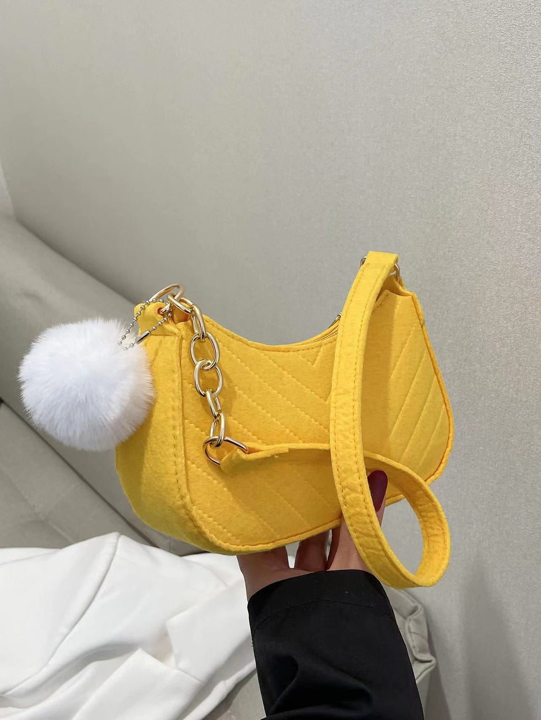 Kleine gelbe gesteppte Umhängetasche mit weißem Bommel-Anhänger und goldener Kette IsabellBoutique030