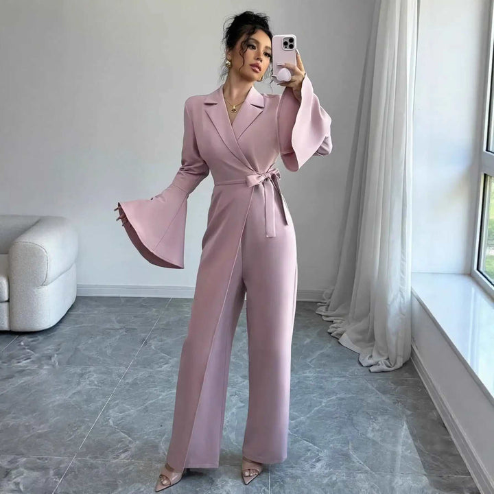 Eleganter Damen Jumpsuit mit ausgestellten Ärmeln und geradem Bein, unifarben, modernes Design, hochwertiger Polyesterstoff, stilvoll für Büro und festliche Anlässe.