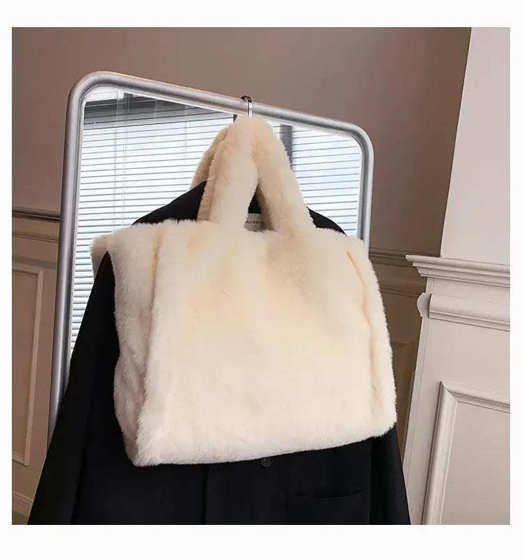 Wintertasche mit Kette aus kuscheligem Plüsch in mehreren Farben und großzügigem Fassungsvermögen