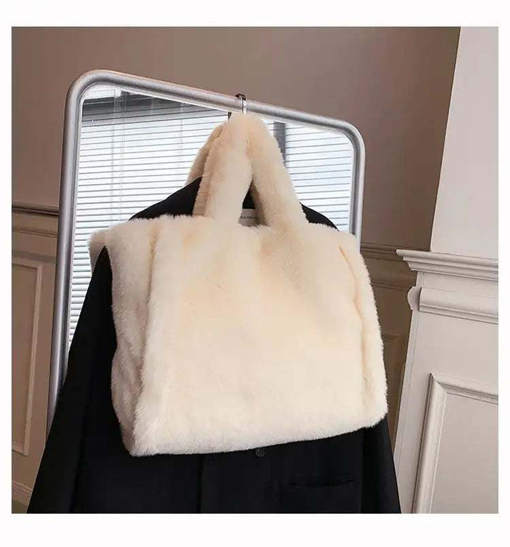 Wintertasche mit Kette aus kuscheligem Plüsch in mehreren Farben und großzügigem Fassungsvermögen