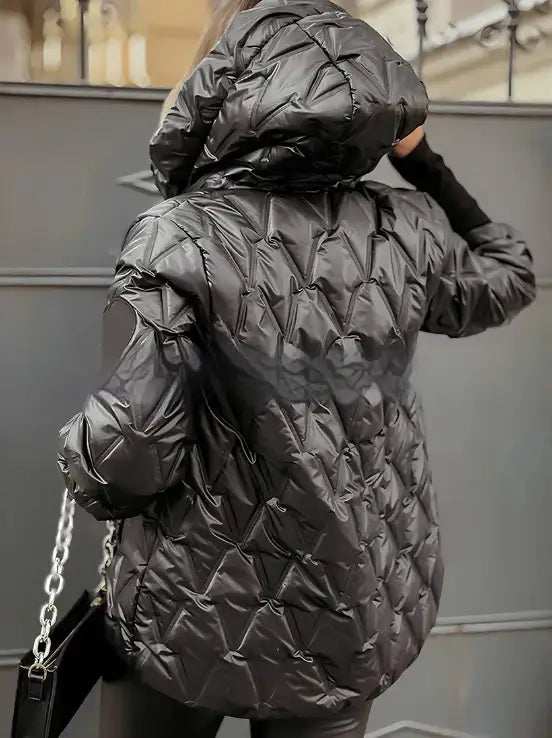 Damen Kapuzenjacke im trendigen Patchwork-Design, locker geschnitten und warm, ideal für kühle Tage.