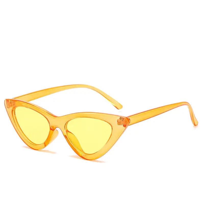 Retro Dreieck Katzenaugen-Sonnenbrille in schwarzem Kunststoff mit UV400 Schutz und modernem Vintage-Design