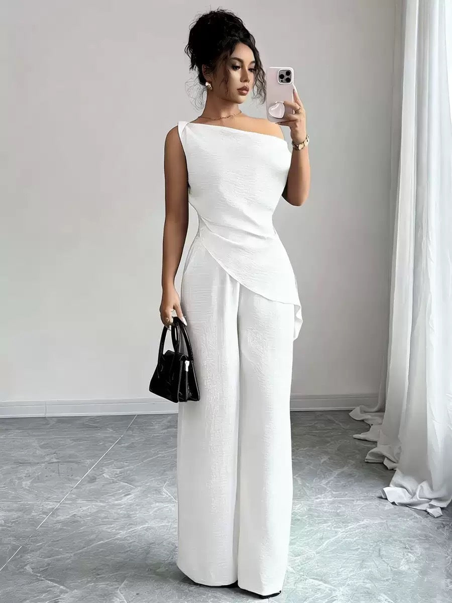 Weiße One-Shoulder-Hosenanzug-Kreation mit asymmetrischem Oberteil und weiten Hosenbeinen, elegant, Abendmode, IsabellBoutique030