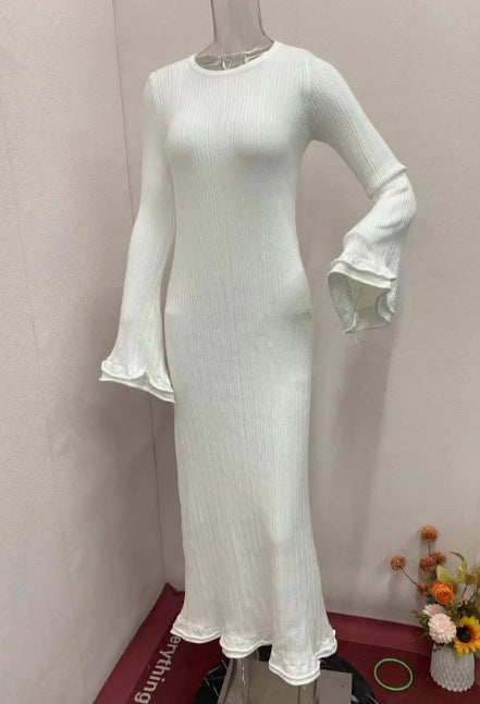 Enges weißes Rippstrick-Maxikleid mit Glockenärmeln und Rüschenbesatz. IsabellBoutique030.