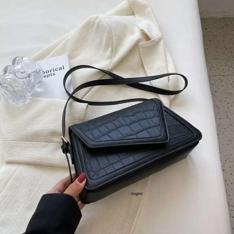 Schwarze Kroko-Muster Umhängetasche mit Klappe. IsabellBoutique030.