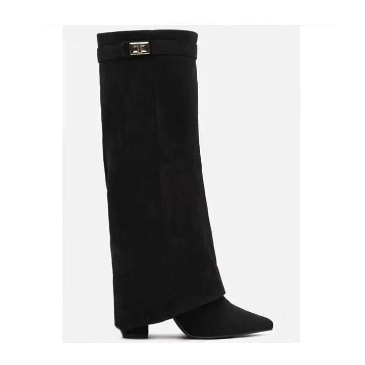 Schwarze, hohe Stiefel aus Wildlederimitat mit spitzem Zeh und silbernem Schnallen-Detail oben. IsabellBoutique030