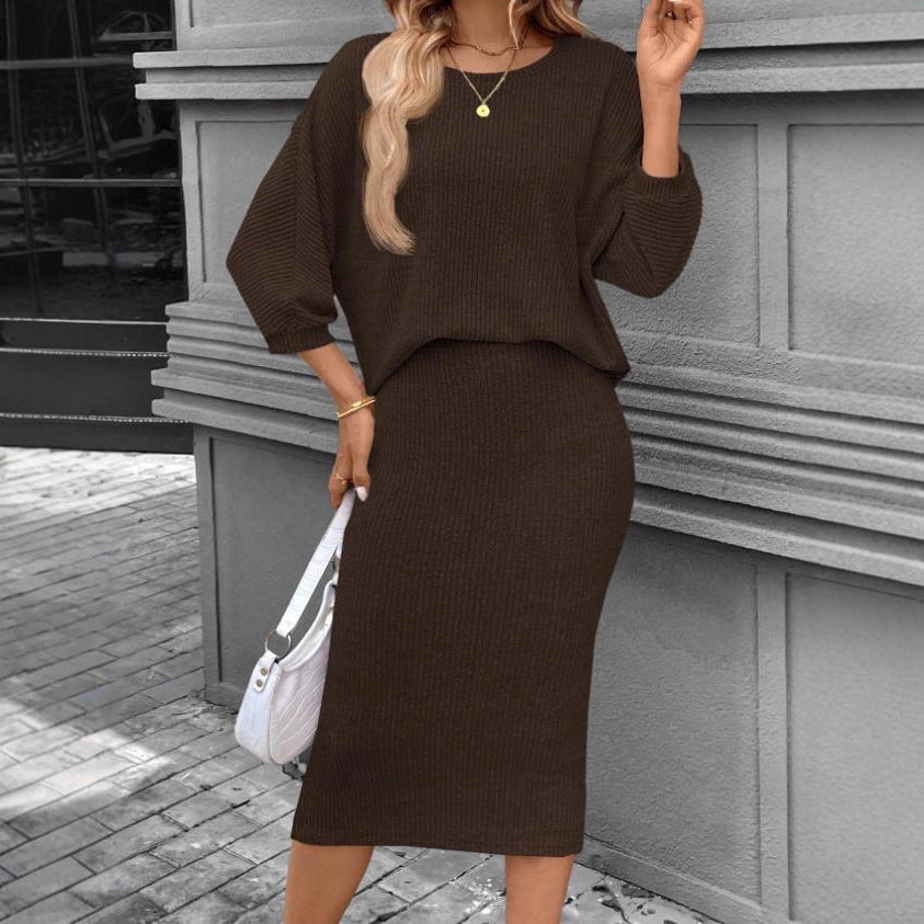 Elegantes Damen Strick-Set aus feinem braunem Midirock und Oberteil für Herbst und Business