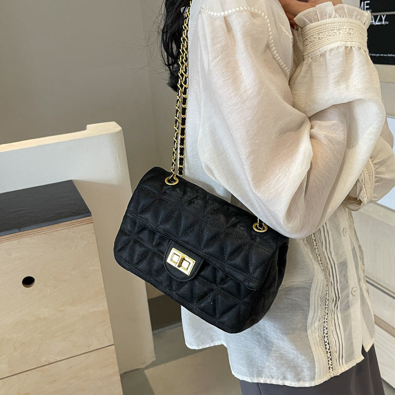 Schwarze gesteppte Umhängetasche mit goldenem Kettenriemen und Verschluss. IsabellBoutique030