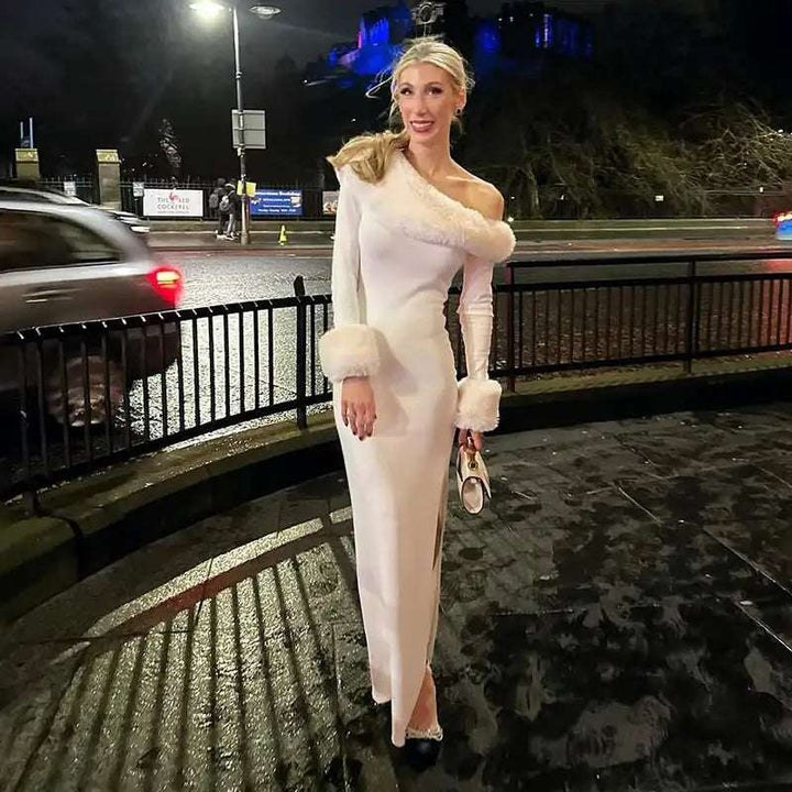 Elegantes weißes Weihnachtskleid mit schrägem Kragen und langen Ärmeln, figurbetont und festlich