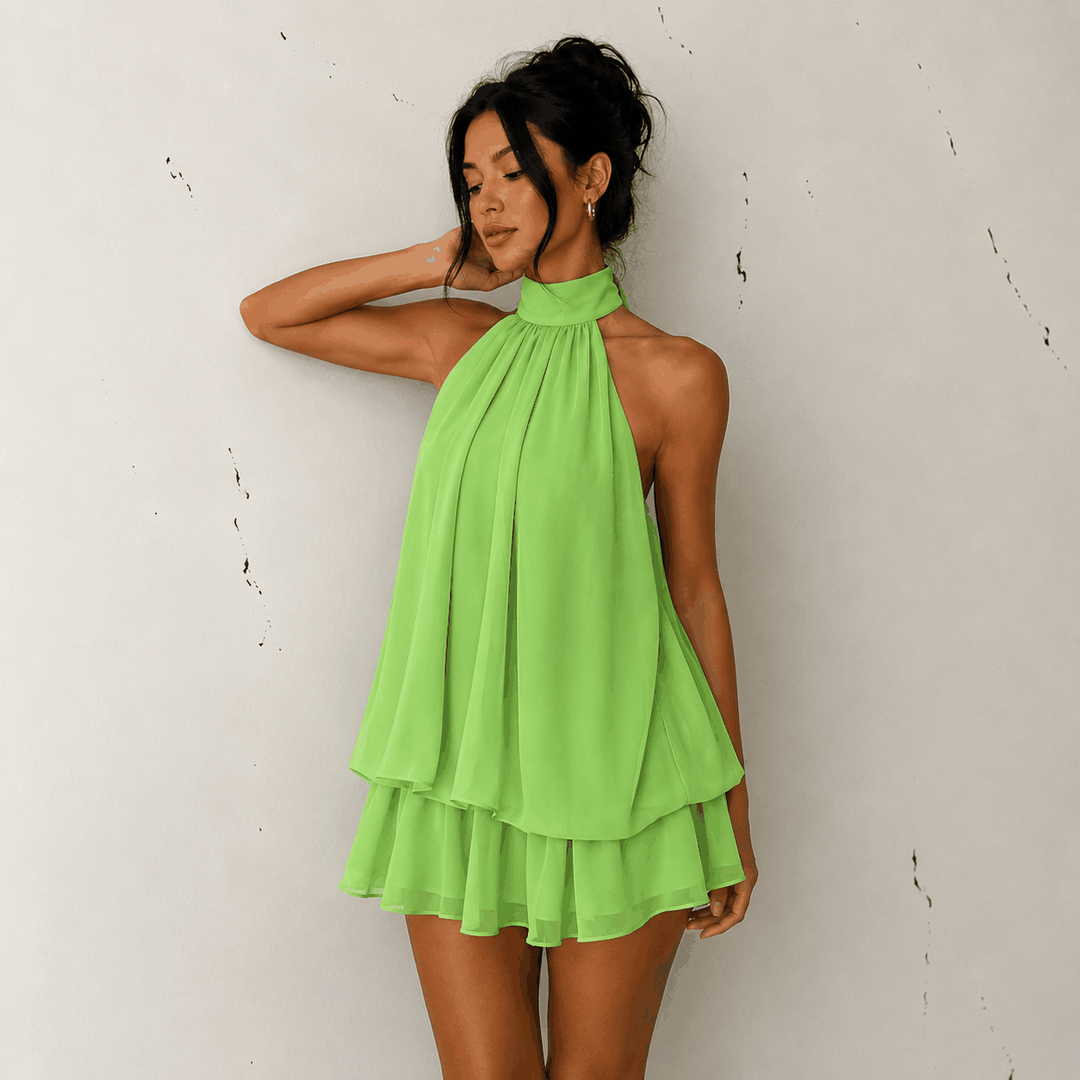 Sommerliches Neckholder-Kleid mit raffiniertem A-Linien-Schnitt und rückenfreiem Design am Strand getragen