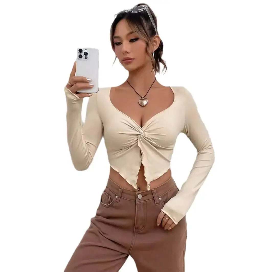 Figurbetontes Damen-Langarmshirt mit modernem asymmetrischem Front-Twist in Apricot