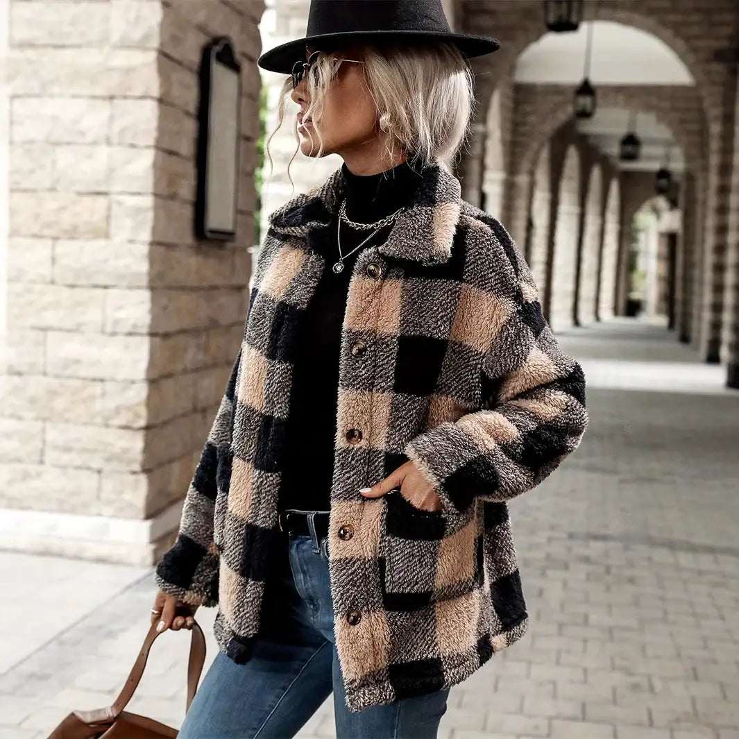 Karomuster Teddy-Fleecejacke in Schwarz-Beige mit Kragen und Knöpfen, lässiger Stil. IsabellBoutique030