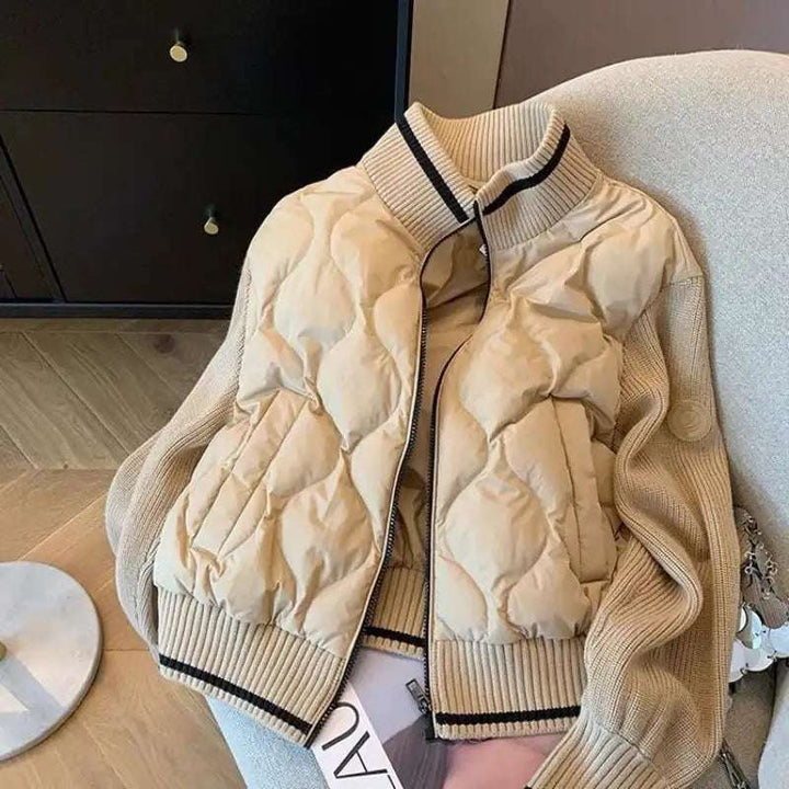 retro-inspirierte gestrickte Damen-Steppjacke im amerikanischen Stil in Braun und Weiß