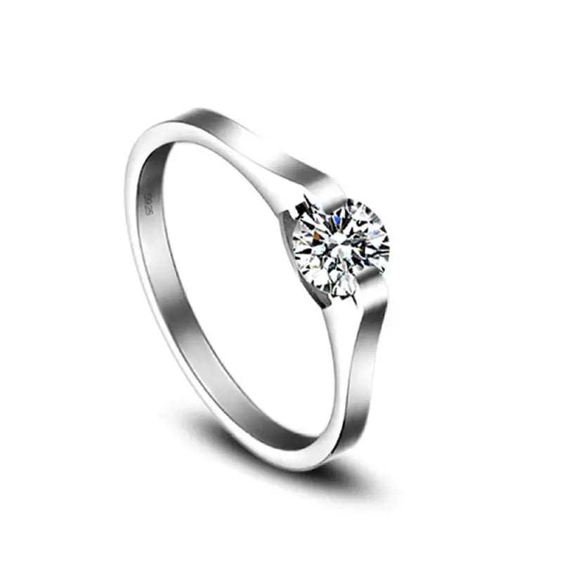 Eleganter Damenring mit Zirkonia in Weißgold-Optik aus Kupfer, filigran und funkelnd.