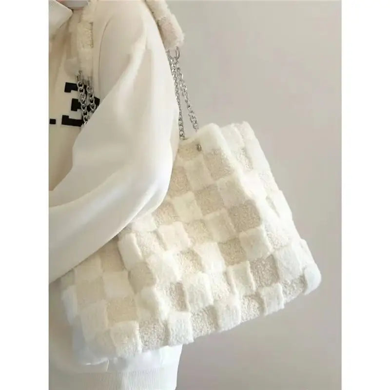 Weiße Plüsch-Schultertasche aus kuscheligem Material für winterliche Outfits