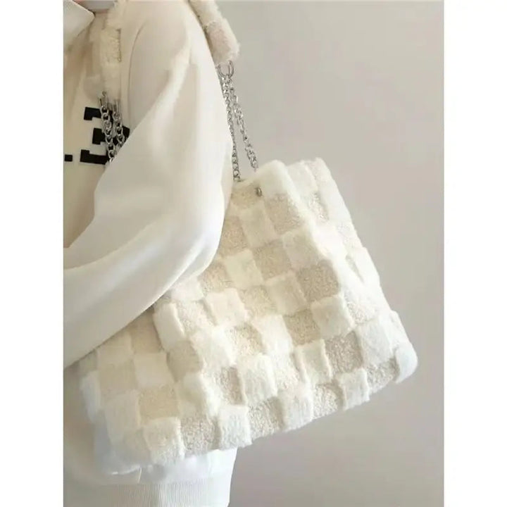 Weiße Plüsch-Schultertasche aus kuscheligem Material für winterliche Outfits