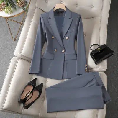 Eleganter Damen-Businessanzug mit Blazer und Schlaghose für professionelle Bürolooks