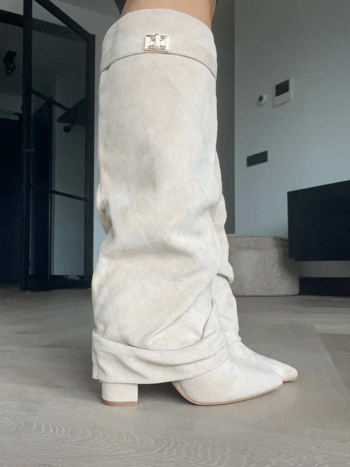 Beige Wildleder Stiefel mit Absatz und Gürtel-Detail, lässiger Stil. IsabellBoutique030