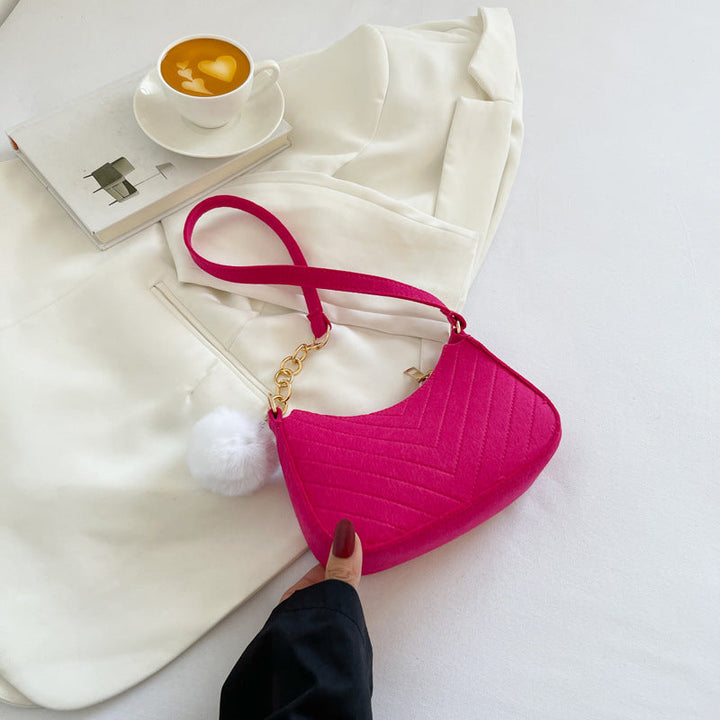 Fuchsia Filz-Handtasche mit Chevron-Muster und weißem Bommel-Anhänger, goldener Kettendetail, IsabellBoutique030