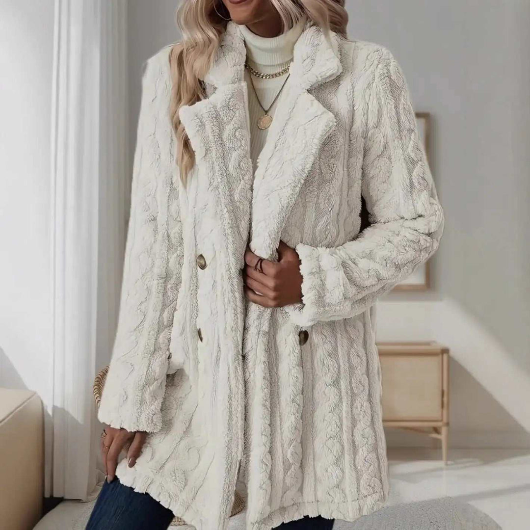 Weiße Kunstpelz-Jacke mit Zopfmuster-Struktur und Doppelreihen-Knopfleiste, Damenmode IsabellBoutique030
