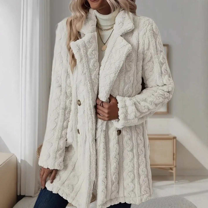 Weiße Kunstpelz-Jacke mit Zopfmuster-Struktur und Doppelreihen-Knopfleiste, Damenmode IsabellBoutique030