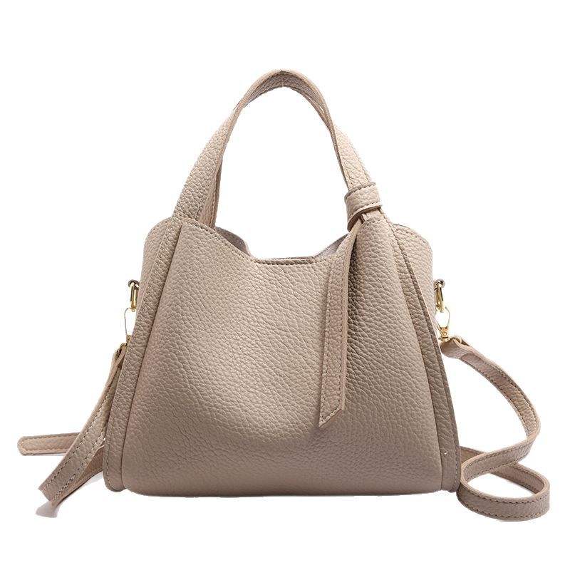 Italienisch inspirierte Bucket Bag aus Korbmaterial mit Ein-Schulter-Trageweise in Retro-Design
