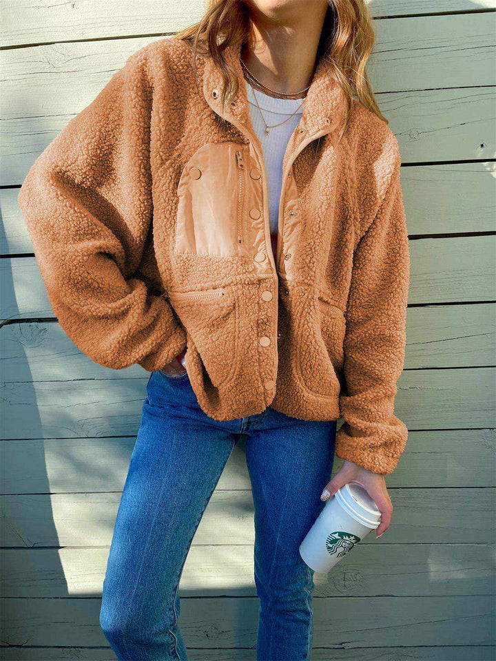 Kurze Plüsch-Cardigan-Jacke aus Lammwolle in modernem Casual-Stil mit Taschen