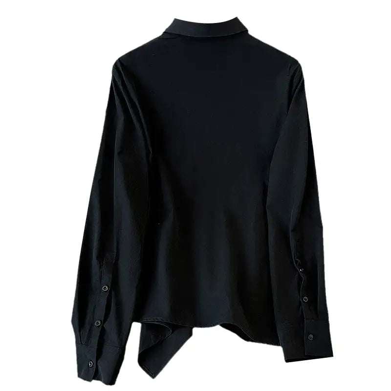 Schwarze Bluse mit Kragen, langen Ärmeln und asymmetrischem Saum, elegant und modisch geschnitten. IsabellBoutique030