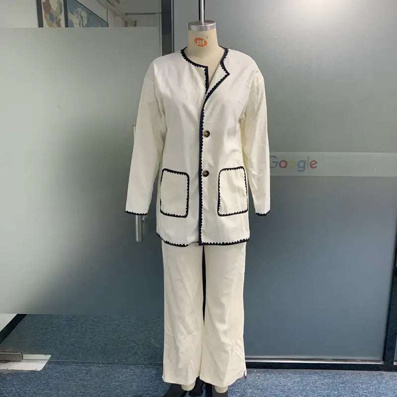 Damen Zweiteiler Set in modernem, lockerem Schnitt aus einfarbigem Material, geeignet für Büro und Freizeit.