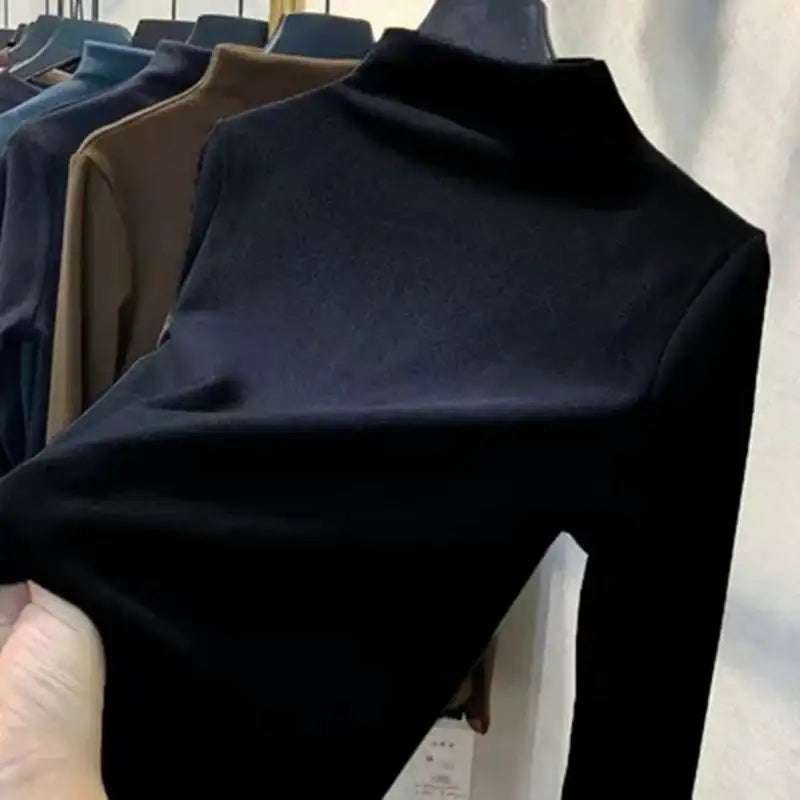 Schwarzer Rollkragenpullover mit langen Ärmeln, figurbetont, warm und stilvoll. IsabellBoutique030.