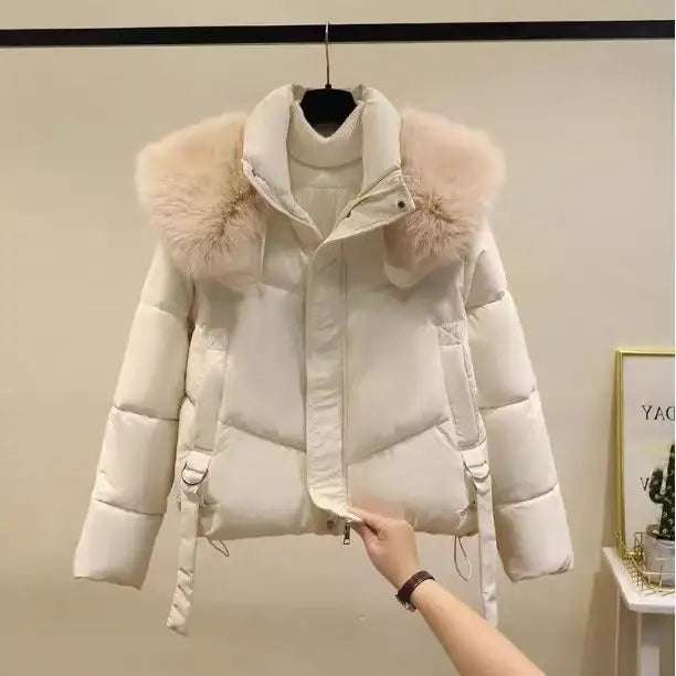 Weiße Daunenjacke mit Fellkragen, kurz geschnitten, mit Deko-Schnallen an der Taille. IsabellBoutique030