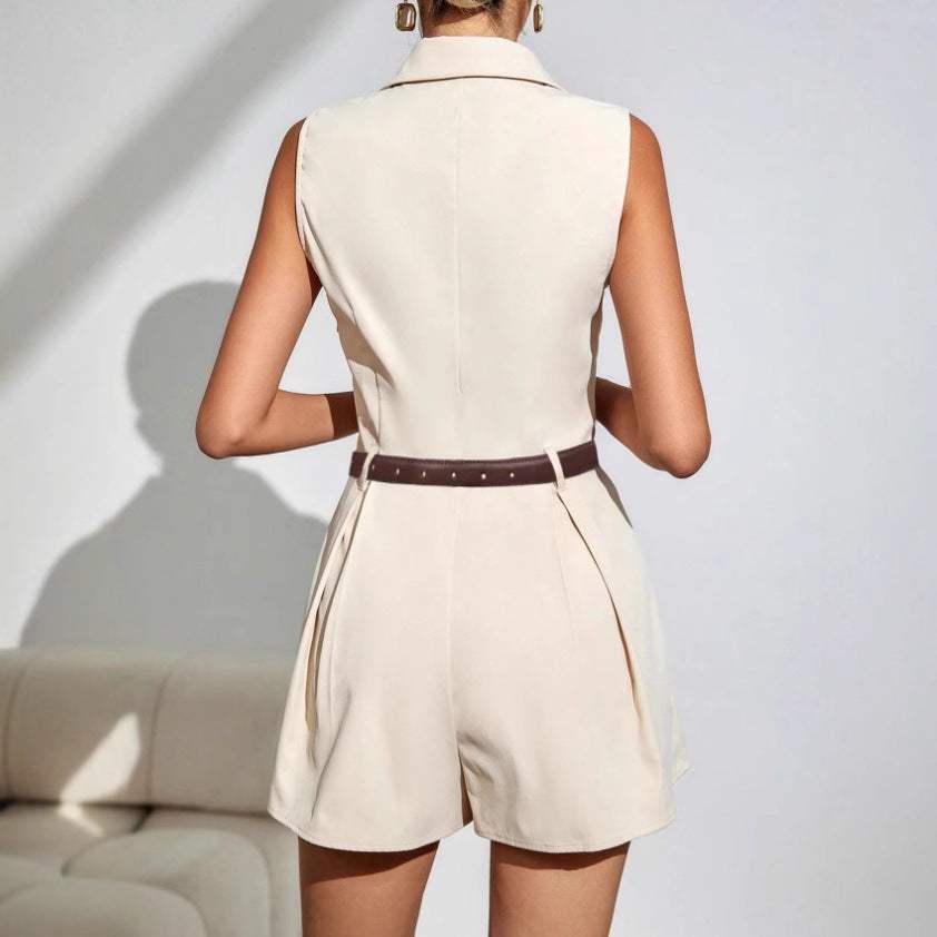 Beiger ärmelloser Blazer-Jumpsuit mit Kragen und braunem Gürtel. IsabellBoutique030