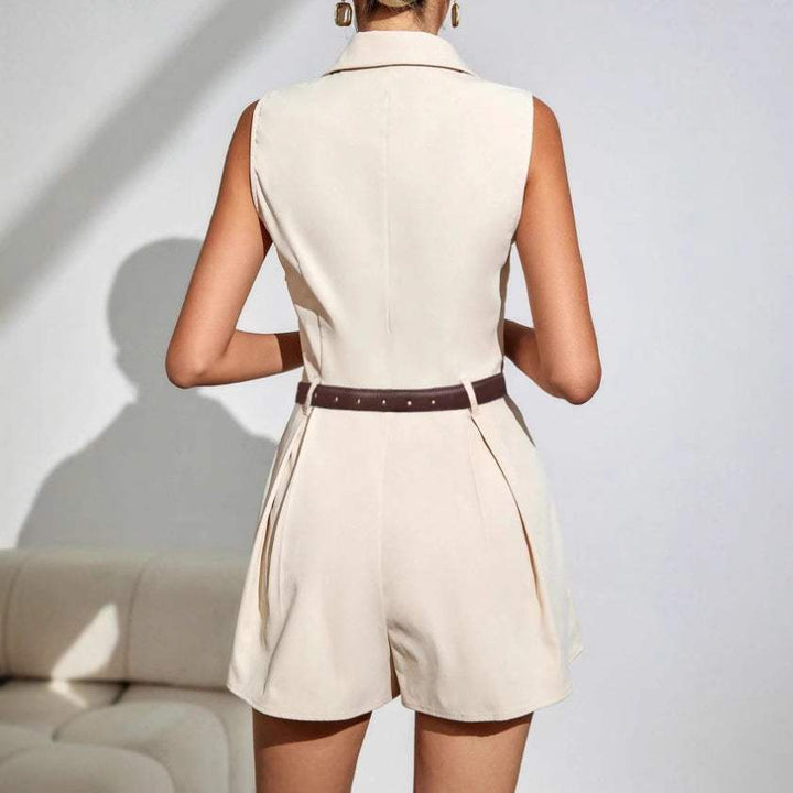 Beiger ärmelloser Blazer-Jumpsuit mit Kragen und braunem Gürtel. IsabellBoutique030