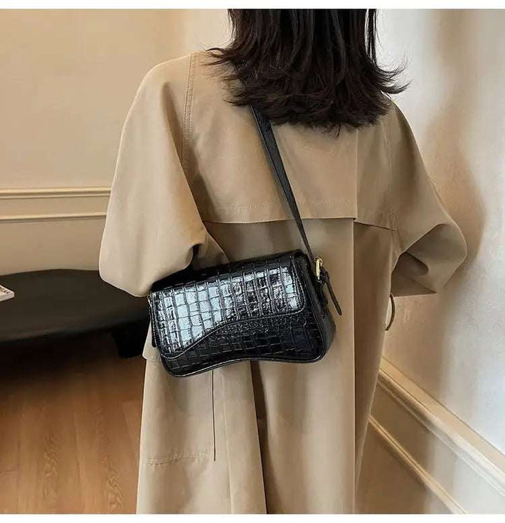 Schwarze Lackleder-Umhängetasche mit Kroko-Prägung, eleganter Stil. IsabellBoutique030
