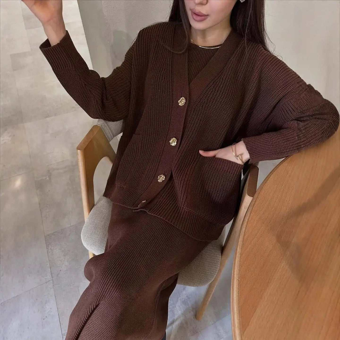 Gemütliches Strick-Set Damen mit Cardigan und figurbetontem Rock in mittellanger Länge und Schnürdetails