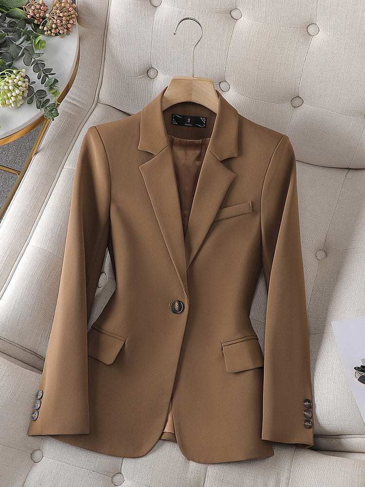 Brauner Damen-Blazer mit einem Knopf und Taschen, schmal geschnitten. IsabellBoutique030