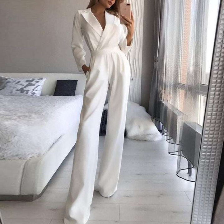 Schickes weißes Jumpsuit mit weiten Hosenbeinen und tiefem V-Ausschnitt, elegant für Damen. IsabellBoutique030.