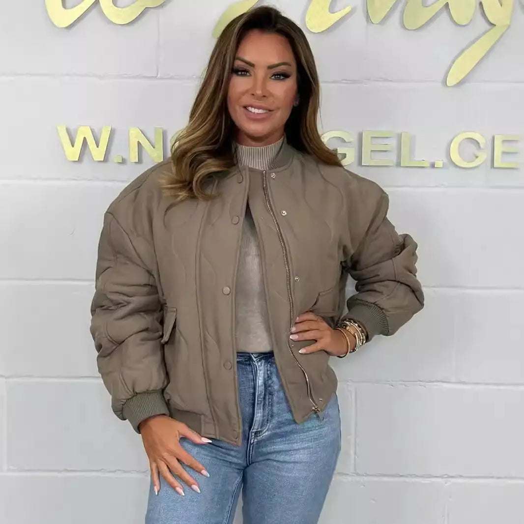 Gefütterte Damen-Pilotenjacke mit Steppmuster und Reißverschluss in Schwarz und Braun