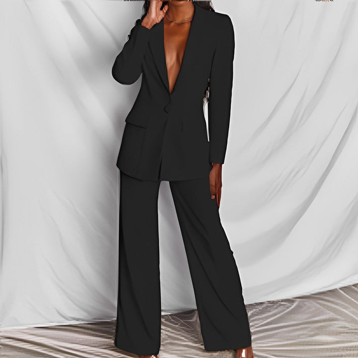 Modische schwarze Hose mit weitem Bein und passendem Blazer, tief ausgeschnitten. IsabellBoutique030.
