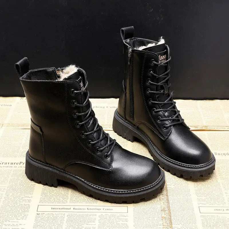 Schwarze Schnürstiefel mit dicker Sohle und Fellfutter. IsabellBoutique030.