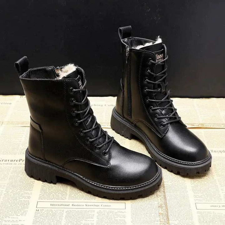 Schwarze Schnürstiefel mit dicker Sohle und Fellfutter. IsabellBoutique030.