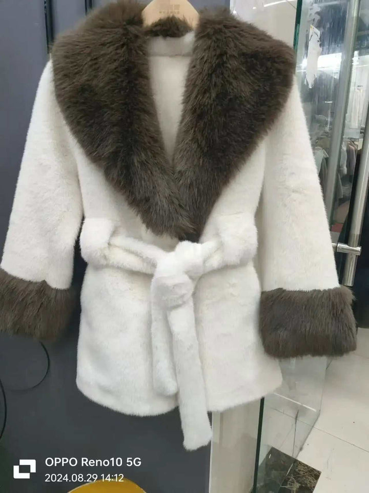 Luxuriöser Damen-Mantel in Nerzoptik, elegant und warm, modisch präsentiert