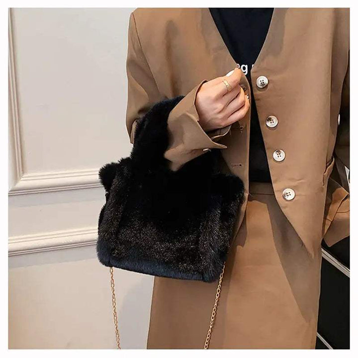 Wintertasche mit Kette aus kuscheligem Plüsch in verschiedenen Farben und Größen