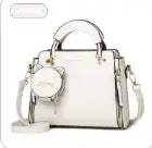 Elegante weiße Handtasche aus Leder mit abnehmbarem Anhänger und Schultergurt. IsabellBoutique030.