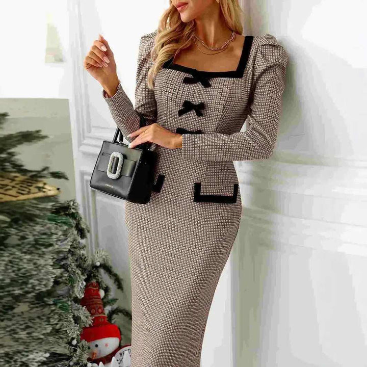 Elegantes khakifarbenes Damen Strickkleid mit Karomuster und Midi-Länge aus weichem Strickstoff, langärmlig und bequem