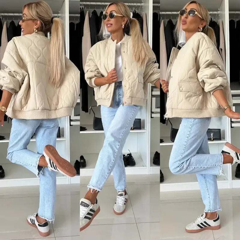 Steppjacke in Beige mit Rundhalsausschnitt und geradem Schnitt, kombiniert mit hellblauer Mom Jeans. IsabellBoutique030