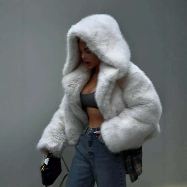 Weiße Kunstpelzjacke mit Kapuze und Jeans. IsabellBoutique030