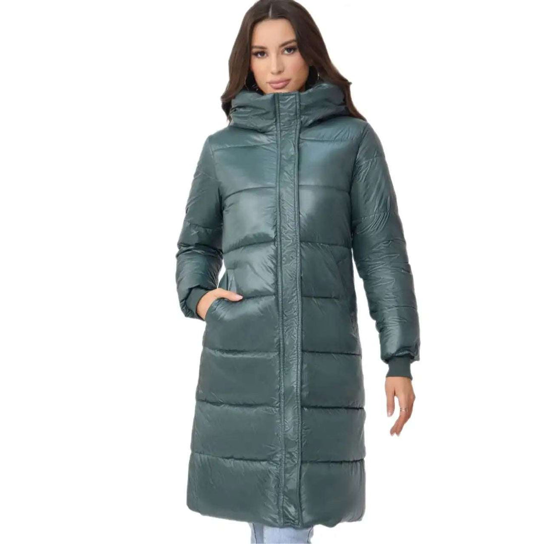 Lange, wattierte Steppjacke in Petrolgrün mit Kapuze für Damen. Glänzende Oberflächen und seitliche Eingrifftaschen. IsabellBoutique030