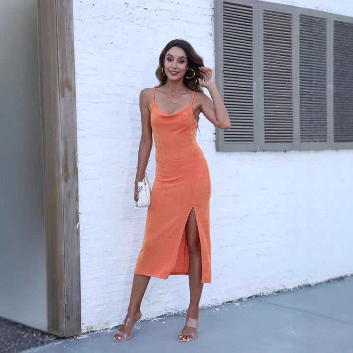 Orange Cami-Kleid mit hohem Schlitz, Spaghettiträgern und Neckholder-Ausschnitt, kombiniert mit transparenten Sandalen. IsabellBoutique030